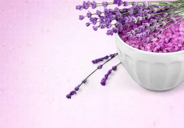 ラベンダーの花とアロマセラピーの香り塩 — ストック写真