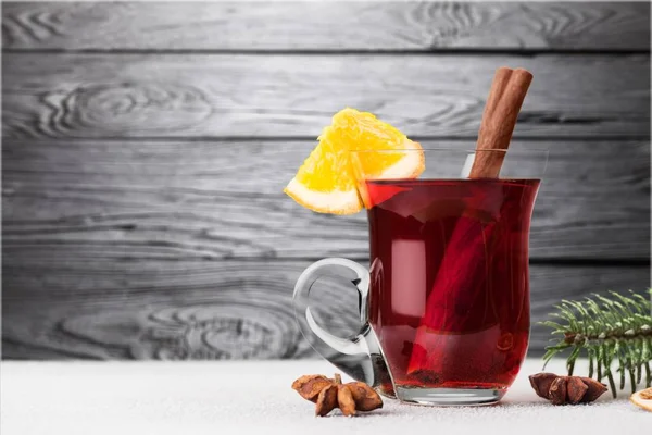 Glühwein Mit Zimt Und Weihnachtsdekoration — Stockfoto