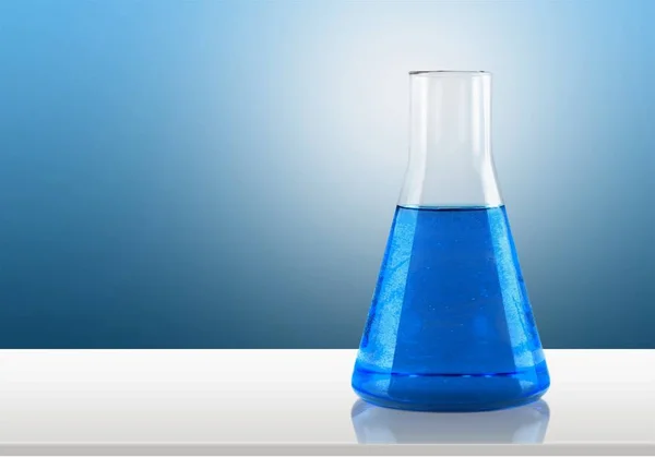 Reagenzglas Mit Blauer Flüssigkeit Auf Dem Tisch — Stockfoto