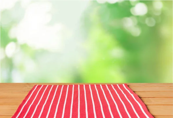 Красная Полосатая Скатерть Деревянном Столе — стоковое фото