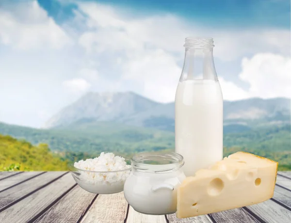 Süt Süt Ürünleri Bakış Ahşap Masa Üzerinde Kapatın — Stok fotoğraf