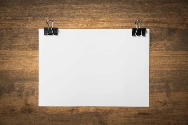 Witte Blanco Papier Met Clips Houten Planken Achtergrond — Stockfoto