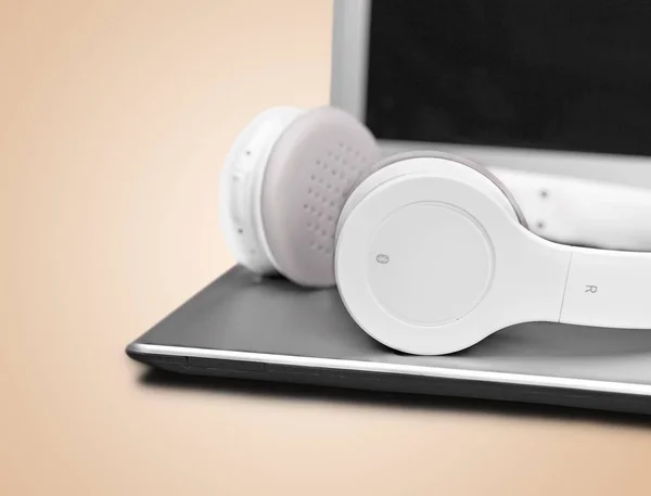 Headphones Modern Laptop Close View — Stock Photo, Image