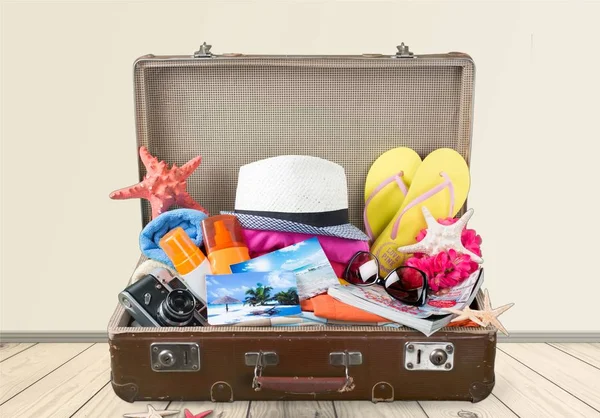 ビンテージ カメラと服のレトロなスーツケース 旅行や休暇 — ストック写真