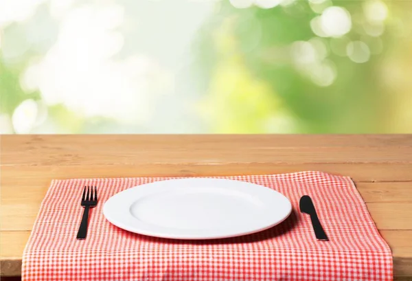 Tallrik Med Gaffel Och Köks Kniv Trä Bord — Stockfoto