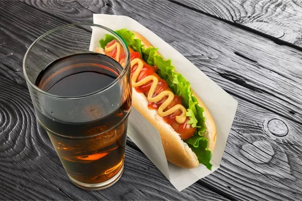 Νόστιμα Χοτ Ντογκ Και Ποτό Σόδα Στο Ξύλινο Τραπέζι — Φωτογραφία Αρχείου