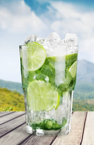 Frischer Mojito Cocktail Glas Nahsicht — Stockfoto