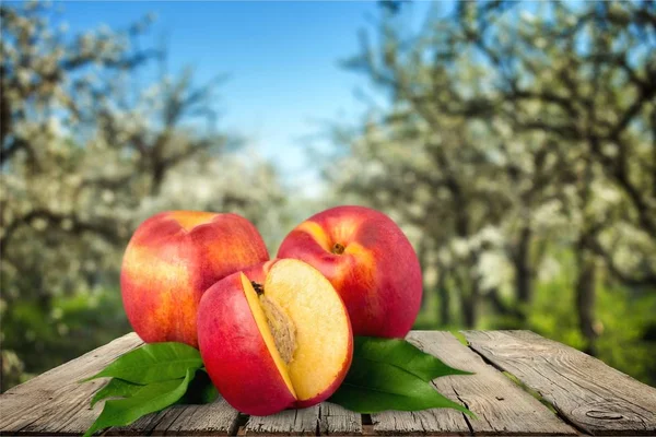 Close Uitzicht Verse Nectarines Houten Tafel — Stockfoto