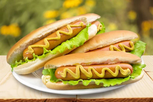 Smakelijke hotdogs op plaat — Stockfoto