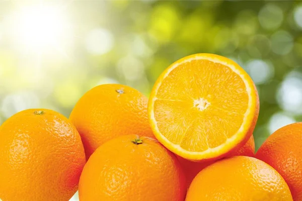 Naranjas Maduras Sobre Fondo Natural Borroso —  Fotos de Stock