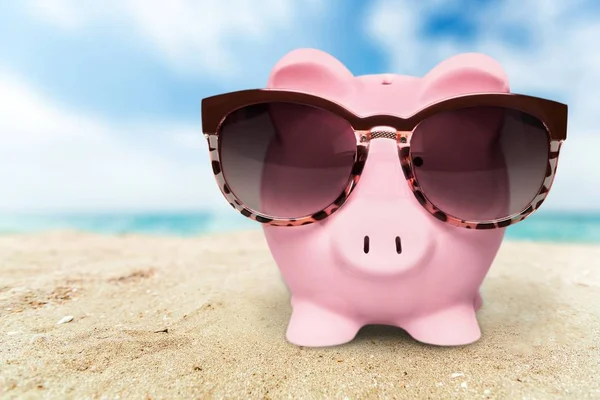 Summer Piggy Bank Dengan Kacamata Hitam Pantai — Stok Foto