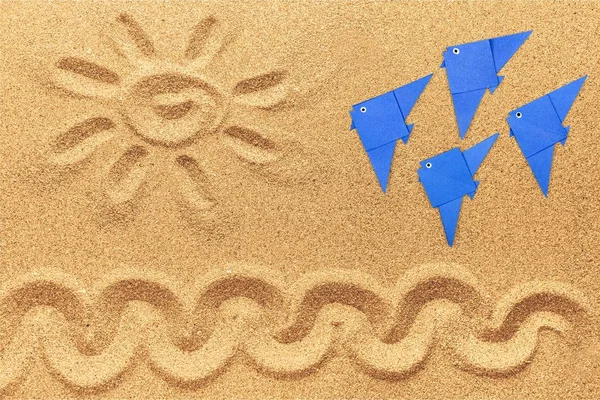砂の上の折り紙魚 — ストック写真