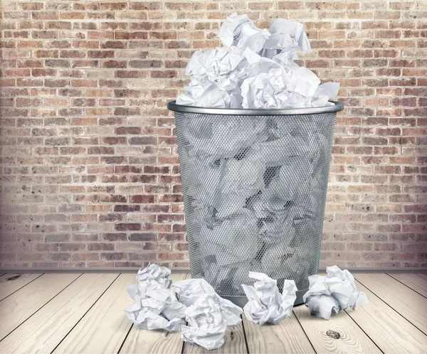 Mülleimer Mit Zerknüllten Papierblättern — Stockfoto