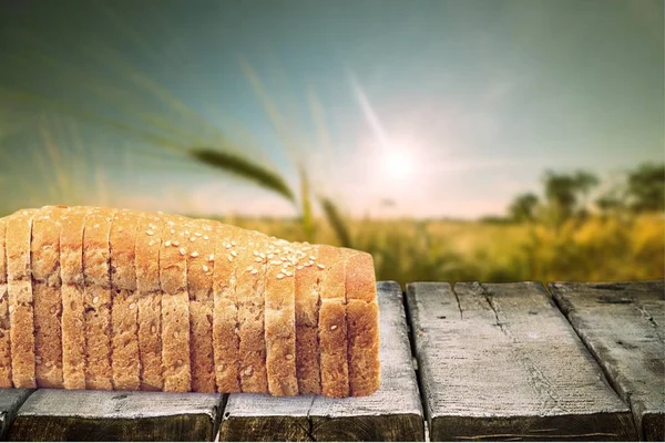 Pão Fatiado Mesa Madeira Pôr Sol — Fotografia de Stock
