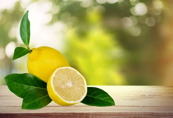 Свежие Ломтики Лимона Зеленые Листья — стоковое фото