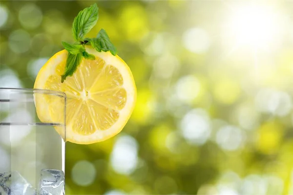 Glas Med Kallt Vatten Med Lime Eller Citron Skiva — Stockfoto