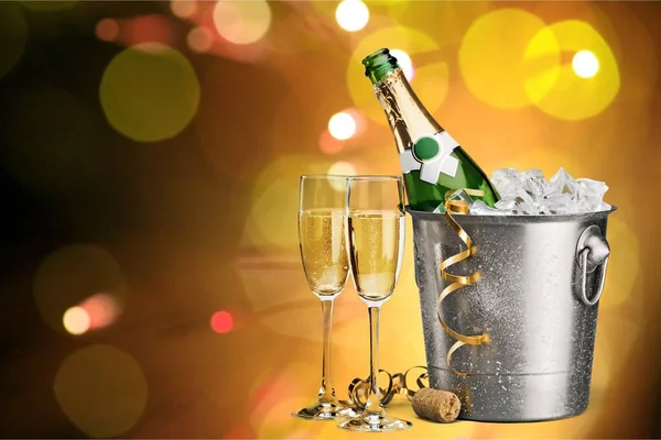 两杯香槟和瓶子 新年庆祝活动 — 图库照片#