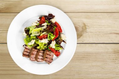 Salata Izgara et ve marul, gurme gıda ile