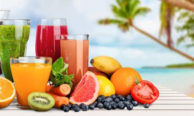 Taze meyve ile çeşitli sağlıklı meyve suları