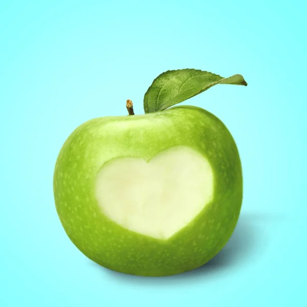 Świeże Zielone Jabłko Kształtem Serca Koncepcja Zdrowego Odżywiania — Zdjęcie stockowe