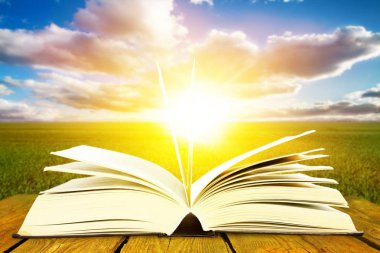 Ahşap masa, eğitim ve kavram öğrenme açık kitap