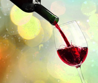 Kırmızı şarap olmak bardağı, closeup döktü