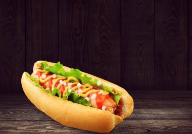 lezzetli sosisli plaka üzerinde