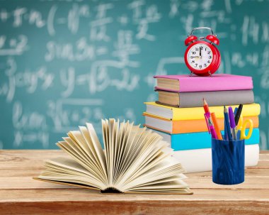 Renkli okul kırtasiyesi kompozisyonu, okula geri dönüş.