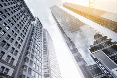 Modern ofis binaları, güneşli bir gün 