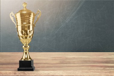 Açık renkli Altın Kupa bardakta