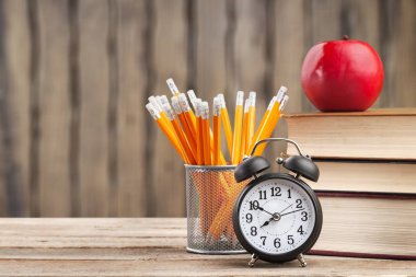 Renkli okul kırtasiyesi kompozisyonu, okula geri dönüş.