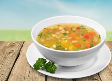 Ahşap arka plan üzerinde kase sebze çorbası 