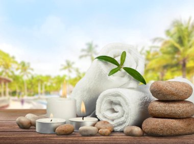 Ahşap masada güzel bir spa kompozisyonu