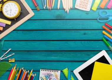 Renkli okul kırtasiyesi kompozisyonu, okula geri dönüş.