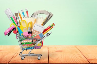 alışveriş sepeti ile renkli okul kırtasiye, Okul arka plan için geri