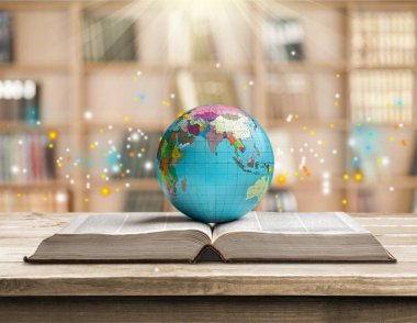 Okul kırtasiye kompozisyon. Masa ve kitap üzerinde dünya