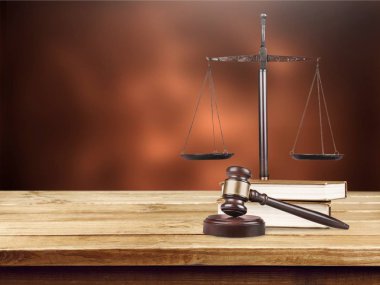 Adalet ölçekler, tokmak ve Kitaplar, hukuk ve adalet kavramı 