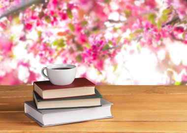 Kitap ve fincan kahve, eğitim ve öğrenme arka plan yığını