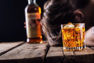 Alkol cam adamla bağımlısı. Üzgün üzgün erkek yetişkin having zahmetli ile alkol.