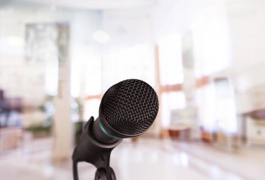 bulanık arka plan üzerinde siyah modern mikrofon