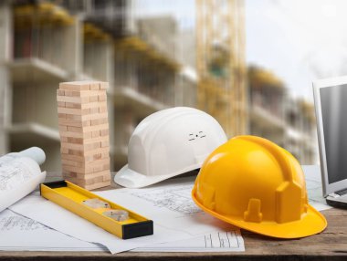 şantiyede hardhatlı planlar ve araçlar 