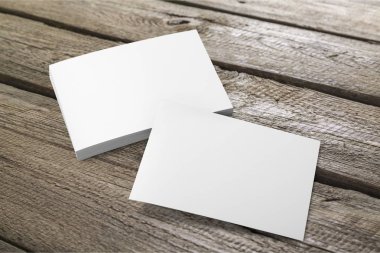 Ahşap arka planda boş kartvizitler