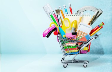 alışveriş sepeti ile renkli okul kırtasiye, Okul arka plan için geri