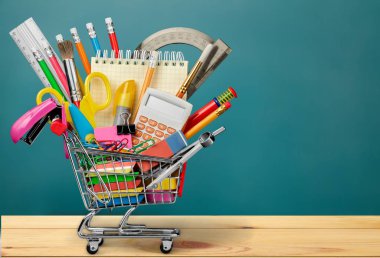 alışveriş sepeti ile renkli okul kırtasiye, Okul arka plan için geri