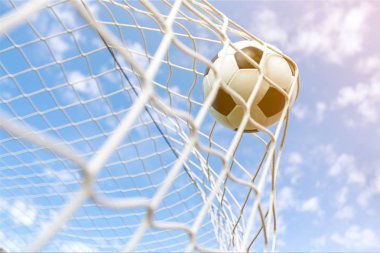 Mavi gökyüzüne karşı bir net futbol topu