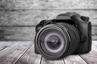 izole arka plan üzerinde siyah profesyonel kamera