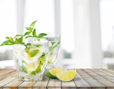 Ahşap masa üzerinde taze Mojito kokteyller
