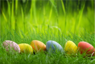 Renkli boyalı Paskalya yumurtaları, tatil kavramı 