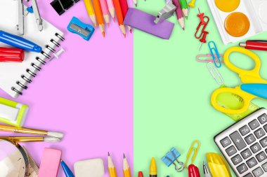 Renkli okul kırtasiyesi kompozisyonu, okula geri dönüş.
