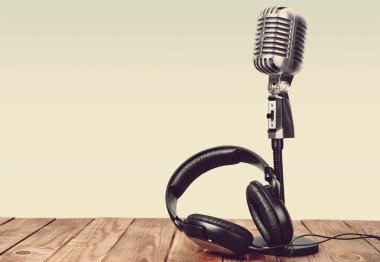 Retro tarzı mikrofon ve kulaklık üzerinde ahşap masa